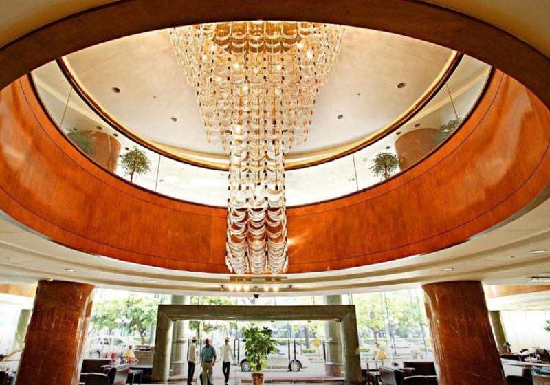 Evergreen Laurel Hotel - Tchaj-čung Exteriér fotografie The photo shows the interior of a lobby, featuring a large, elegant chandelier hanging from a circular ceiling. The design incorporates warm wooden tones and modern architectural elements. The space is open and airy, with large glass windows allowing