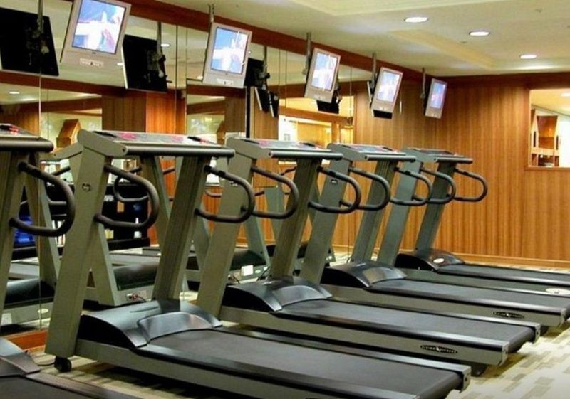 Evergreen Laurel Hotel - Tchaj-čung Exteriér fotografie The photo shows a fitness area with several treadmills lined up in front of a wall of mirrors. Each treadmill is equipped with a console and has screens above them, likely displaying workout information or entertainment. The interior has a modern des