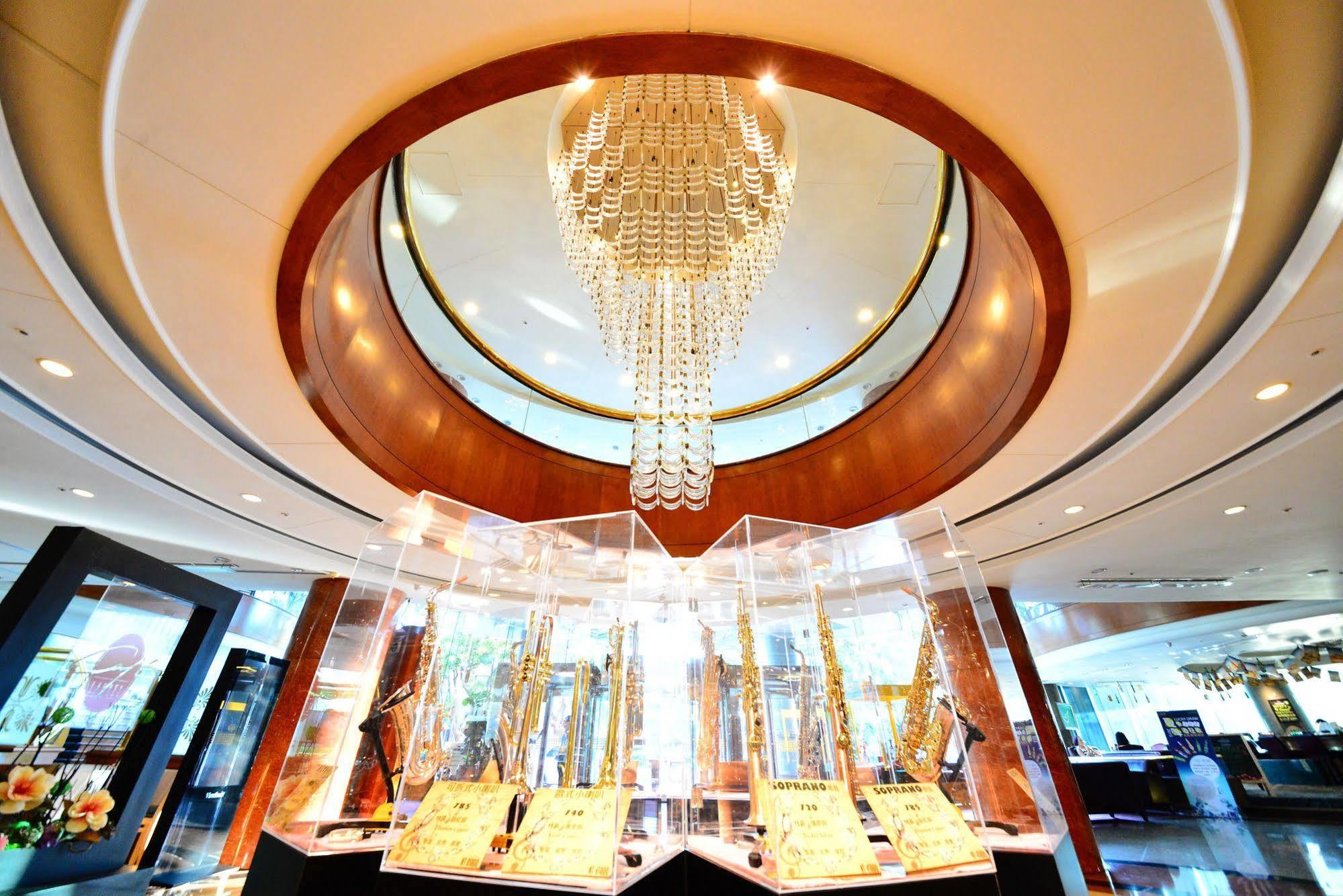 Evergreen Laurel Hotel - Tchaj-čung Exteriér fotografie The photo depicts an elegant interior space, featuring a circular chandelier at the center that has a modern design with hanging elements. The ceiling has a smooth, light-colored finish surrounding the chandelier, enhancing the ambiance. Below, there