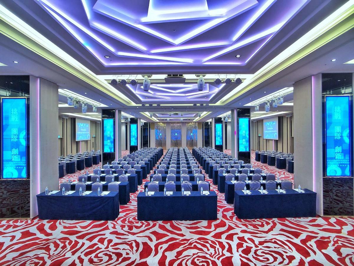 Evergreen Laurel Hotel - Tchaj-čung Exteriér fotografie The photo shows a large conference or seminar room set up for an event. The space features rows of tables and chairs arranged neatly, likely for attendees to participate in discussions or presentations. The room is well-lit with modern, colorful ligh