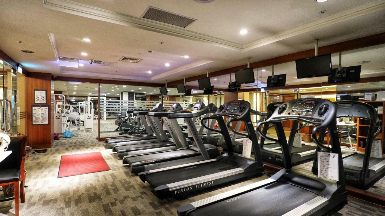 Evergreen Laurel Hotel - Tchaj-čung Exteriér fotografie The photo shows a gym environment featuring several treadmills lined up in a row. The space has a bright and modern design with adequate lighting. In the background, various exercise machines and weights are visible, suggesting a well-equipped workou